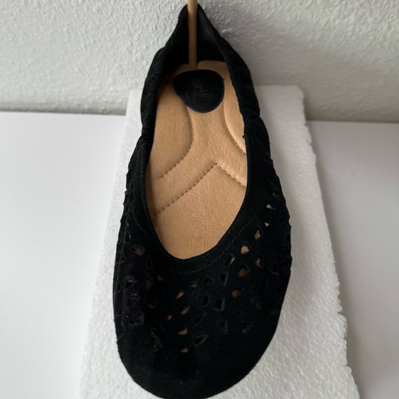 Earth Breeze Women’s Slip on Black Suede Ballet Flats SZ 7B - Picture 3 of 12